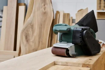 Bandschleifer kaufen: Ratgeber für Holz & Möbelbau